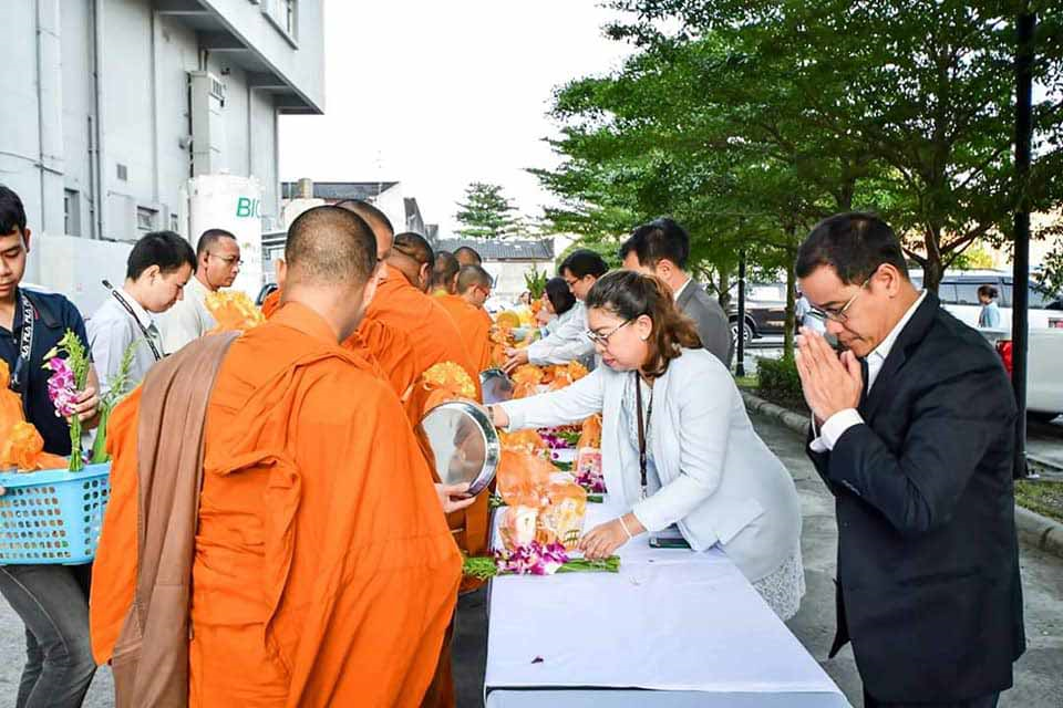 ทำบุญตักบาตร เนื่องในโอกาสวันขึ้นปีใหม่ประจำปี 2562