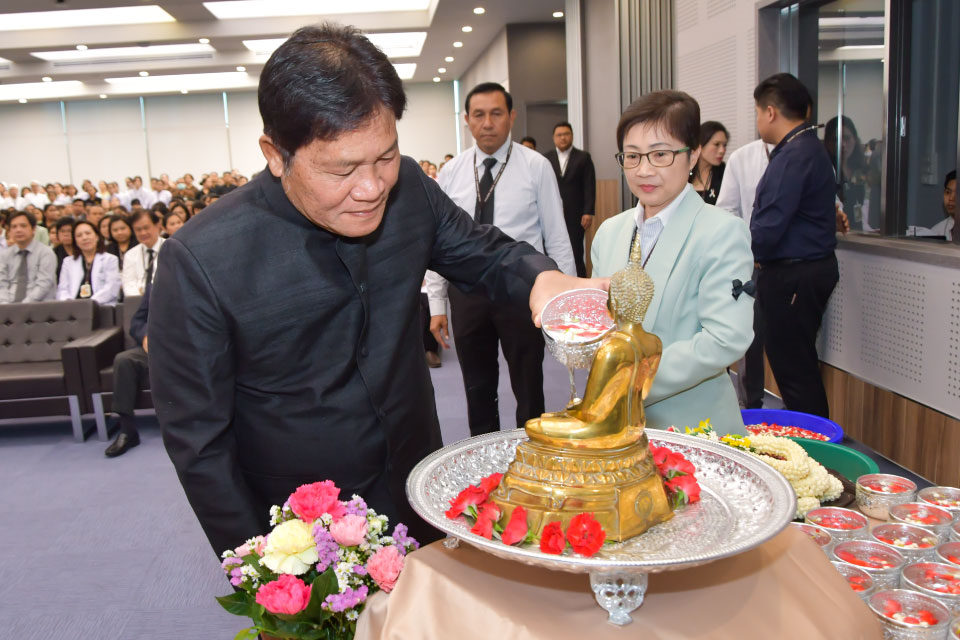 งานประเพณีวันขึ้นปีใหม่ เนื่องในโอกาสวันสงกรานต์ รดน้ำดำหัวขอพรผู้ใหญ่