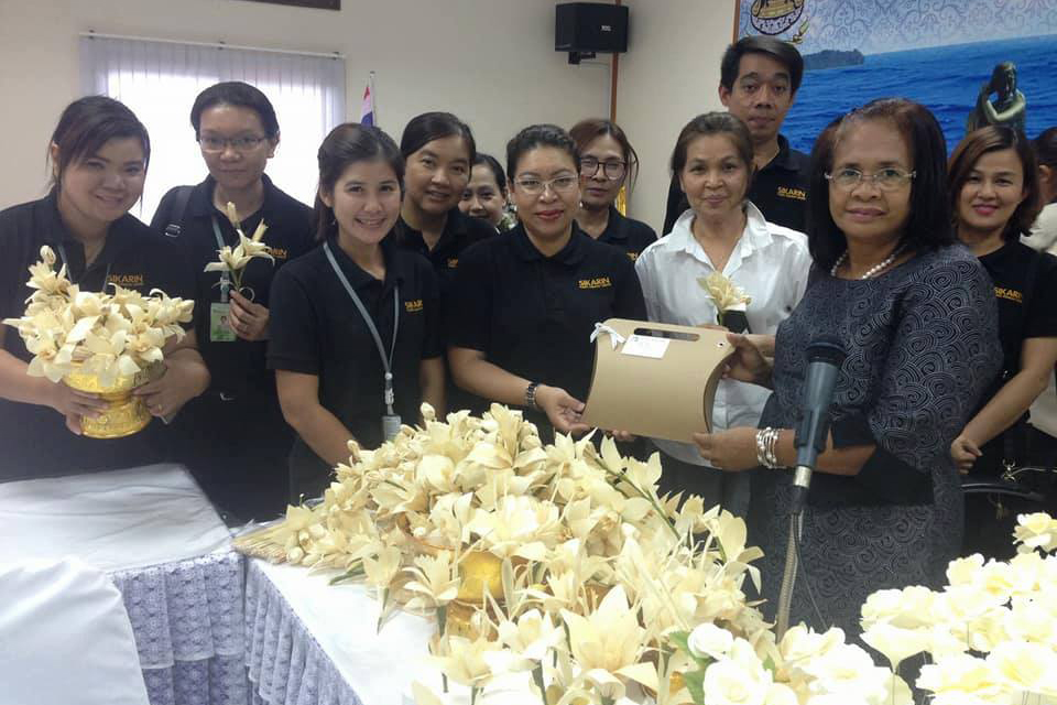 คณะผู้บริหารและบุคลากรโรงพยาบาลศิครินทร์ หาดใหญ่ เข้าร่วมประดิษฐ์ดอกไม้จันทน์ในพระราชพิธีถวายพระเพลิงพระบรมศพ