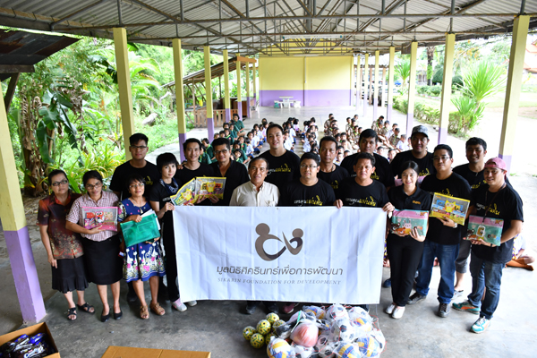คณะทีมงาน “มูลนิธิศิครินทร์ เพื่อการพัฒนา” ลงพื้นที่ตามโครงการพัฒนาโรงเรียนที่ด้อยโอกาส